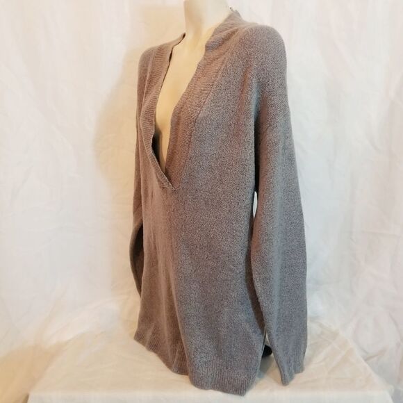 SWEATER SALE 3/$30 RDI Grey V-Neck Sweater - Picture 3 of 6